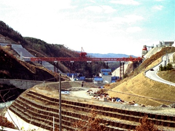 建設中の一庫ダムの写真