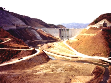 貯水前の一庫ダムの写真