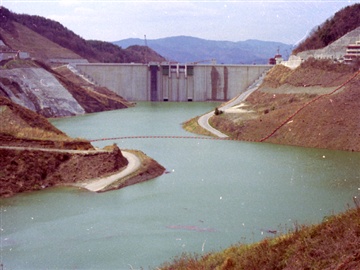 貯水を開始した一庫ダムの写真