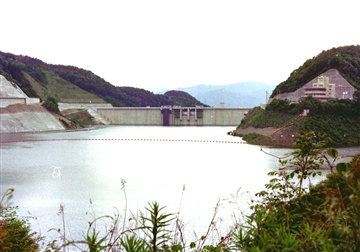 満水した一庫ダムの写真