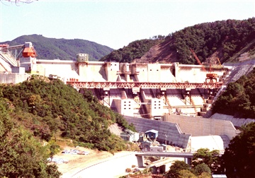 完成の近い一庫ダムの写真