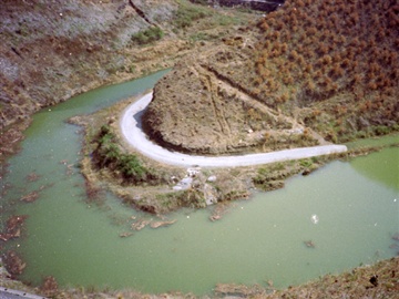 浸水する保の谷トンネル付近のカーブの写真
