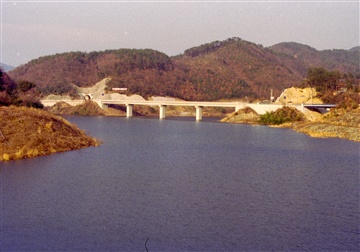 満水の国崎大橋付近の写真