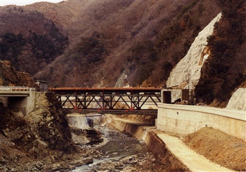 龍化橋架橋と民田トンネルの掘削工事の写真