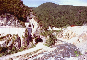龍化隧道と、完成した新龍化トンネルの写真